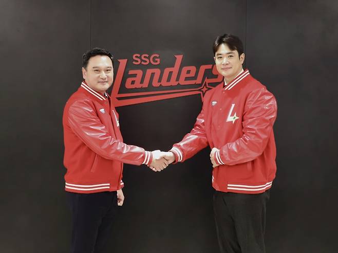 SSG 랜더스 김재환(오른쪽)과 김재섭 SSG 대표이사. /사진=SSG 랜더스 제공