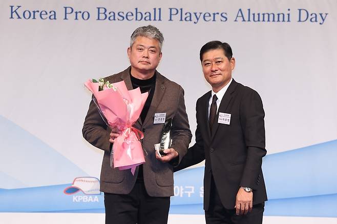이종범(오른쪽) 전 KT 위즈 코치가 5일 서울 강남구 청담동 호텔 리베라에서 열린 '2025 한국프로야구 은퇴선수의 날' 행사에서 한국프로야구은퇴선수협회 제5대 회장으로 취임했다. 사진 연합뉴스