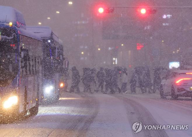 대설주의보 발효된 서울 퇴근길 (서울=연합뉴스) 이진욱 기자 = 4일 서울 마포구 홍대 부근에 눈이 내리는 가운데 퇴근길 시민들이 이동하고 있다. 2025.12.4 cityboy@yna.co.kr