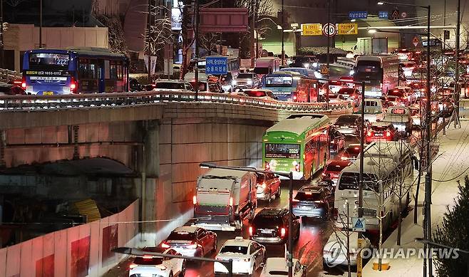 폭설에 밤 늦게까지 도로 마비 (서울=연합뉴스) 이진욱 기자 = 올겨울 많은 양의 첫눈이 내린 4일 서울 종로구 사직터널 부근 도로에서 차량이 움직이지 못하고 있다. 2025.12.4 cityboy@yna.co.kr