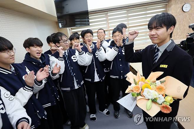 후배들에게 축하받는 수능 만점 최장우 학생 (광주=연합뉴스) 김혜인 기자 = 2026학년도 수능 성적표가 배부되는 5일 광주 서구 화정동 서석고등학교에서 만점자 재학생 최장우군이 학생회 후배들로부터 수능 만점 축하를 받고 있다. 2025.12.5 in@yna.co.kr