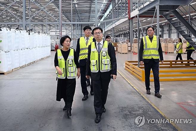여한구 통상교섭본부장, 네덜란드 로테르담항과 공동물류센터 현장 방문 (서울=연합뉴스) 여한구 산업통상부 통상교섭본부장이 3일(현지시간) 네덜란드 로테르담 항과 공동물류센터를 방문, 주요시설을 둘러보고 있다. 2025.12.5 [산업통상부 제공. 재판매 및 DB 금지] photo@yna.co.kr