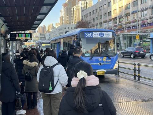 붐비는 버스정류장 [촬영 강류나 수습기자]