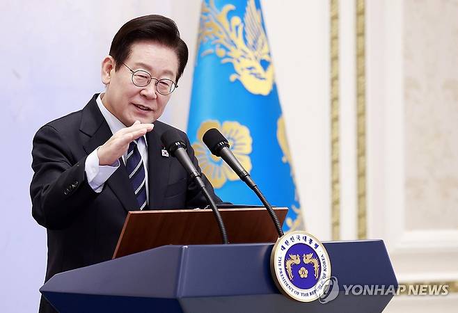 이재명 대통령, 산업 역군 초청 오찬 발언 (서울=연합뉴스) 김도훈 기자 = 이재명 대통령이 4일 청와대 영빈관에서 열린 산업 역군 초청 오찬 행사에서 발언하고 있다. 이번 행사는 무역의 날(12월 5일)을 맞아 조선·자동차·섬유·전자·기계·방산·해운 등 우리 경제 발전에 헌신해 온 산업 역군들을 재조명하고, 그들의 노고에 감사의 뜻을 전하고자 마련됐다. 2025.12.4 [대통령실통신사진기자단] superdoo82@yna.co.kr