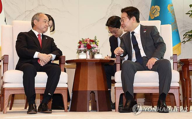 이재명 대통령, 손정의 회장 면담 (서울=연합뉴스) 한상균 기자 = 이재명 대통령이 5일 용산 대통령실에서 손정의 소프트뱅크그룹 회장과 면담하고 있다. 2025.12.5 [대통령실통신사진기자단] xyz@yna.co.kr