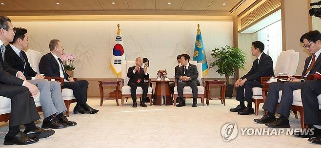 이재명 대통령, 손정의 회장 면담 (서울=연합뉴스) 한상균 기자 = 이재명 대통령이 5일 용산 대통령실에서 손정의 소프트뱅크그룹 회장과 면담하고 있다. 2025.12.5 [대통령실통신사진기자단] xyz@yna.co.kr