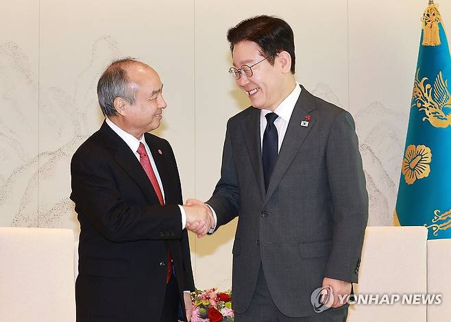 이재명 대통령과 손정의 회장 (서울=연합뉴스) 한상균 기자 = 이재명 대통령이 5일 용산 대통령실에서 손정의 소프트뱅크그룹 회장과 면담에 앞서 악수하고 있다. 2025.12.5 [대통령실통신사진기자단] xyz@yna.co.kr