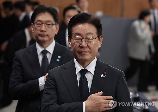 이재명 대통령, 충남에서 타운홀미팅 (천안=연합뉴스) 김도훈 기자 = 이재명 대통령이 5일 충남 천안시 한국기술교육대학교에서 열린 '충남의 마음을 듣다' 타운홀미팅 간담회에서 국민의례를 하고 있다. 2025.12.5 superdoo82@yna.co.kr