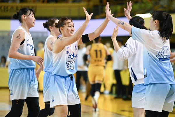 6일 청주체육관에서 열린 KB스타즈와의 대결에서 승리한 인천 신한은행 에스버드 선수들. 2025.12.6/WKBL 제공