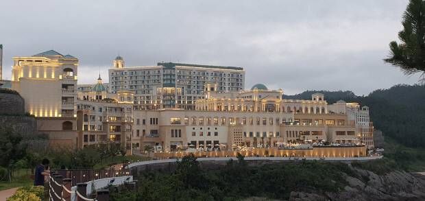 연간 65만 6000명이 찾는 진도 대명 리조트 관광단지는 지난 2016년 관광단지로 지정됐다. 진도를 ‘머물다’ 가는 관광지로 만드는 데 공을 세운 명품 숙박시설로 꼽힌다.