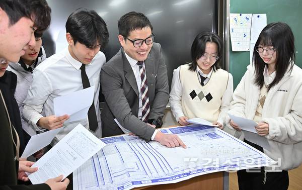 2026학년도 대학수학능력시험 성적표 배부일인 5일 울산시 중구 다운고등학교 3학년 교실에서 교사와 학생들이 대학모집현황을 살펴보고 있다. 김도현기자 do@ksilbo.co.kr