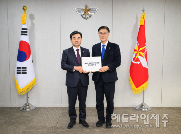 지난 4일 안규백 장관(왼쪽)을 만나 제9여단 이전 검토를 요청한 문대림 의원(오른쪽).