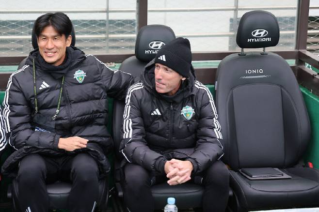 전북 현대 정조국 코치와 타노스 코치가 6일 서울월드컵경기장에서 열린 광주FC와 2025 하나은행 코리아컵 결승전에서 그라운드를 바라보고 있다. 사진=뉴시스