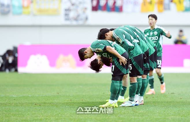 전북 현대 선수들이 6일 서울월드컵경기장에서 열린 2025 하나은행 코리아컵 광주FC와의 결승전에서 이동준의 선제골 뒤 함께 모여 타노스 코치에게 고개 숙여 인사를 하는 세리머니를 하고 있다. 2025. 12. 6.  박진업 기자 upandup@sporttsseoul.com