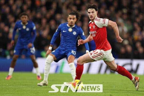 1일 오전 1시 30분(한국시간) 영국 런던에 위치한 스탬퍼드 브리지에서 열린 첼시와의 2025~26시즌 잉글리시 프리미어리그(EPL) 13라운드 경기에서 활약 중인 아스널 미드필더 데클란 라이스. /사진=뉴시스(AP)