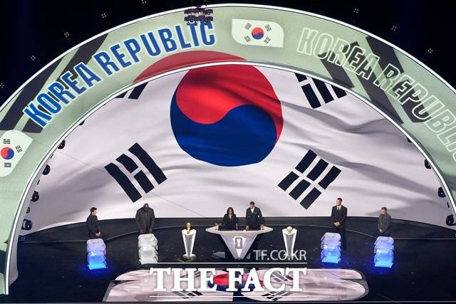 한국이 6일 열린 2026 북중미 월드컵 본선 조추첨식에서 포트1의 멕시코, 포트3의 남아공, 포트4의 유럽 플레이오프 D조와 같은 A조에 편성됐다./워싱턴DC=AP.뉴시스