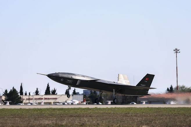 지난달 30일(현지시간) 세계 최초 공중 목표물 격추에 성공한 튀르키예의 무인기(드론) '바이락타르 키질렐마(Bayraktar kizilelma)'의 모습. 바이카르사 홈페이지