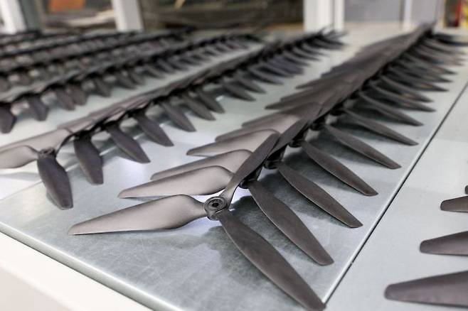 러시아 사마라 지역의 한 무인기(드론) 제조공장에서 생산한 드론 날개 모습. 타스연합뉴스