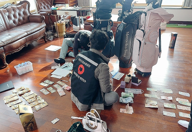 국민건강보험공단 부울경본부가 불법개설기관 고액 체납자 현장징수를 진행하고 있다. 국민건강보험공단 제공