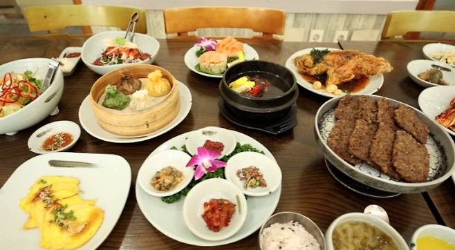 '동네 한 바퀴' 청춘발산마을 샌드위치, 임방울거리 해물갈비찜과 꼬막무침, 송정역 시장 홍어국수, 지산동 떡갈비 한정식