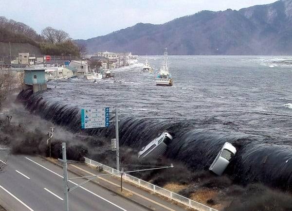 2011년 동일본대지진 이후 일본 미야코시의 도로를 덮치는 쓰나미의 모습./연합뉴스