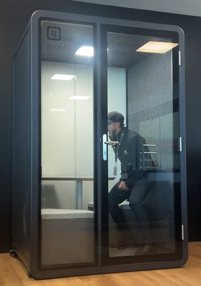 때로 사무실 전화 부스는 괴성을 터뜨릴 훌륭한 공간이 된다. /틱톡