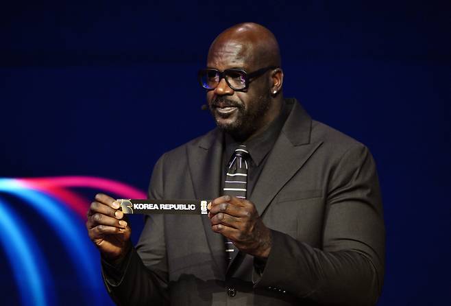 6일(한국 시각) 미국 워싱턴DC에서 열린 2026 FIFA 북중미 월드컵 조 추첨식에서 NBA 스타 샤킬 오닐이 한국이 적힌 이름표를 들고 있다. 한국은 멕시코, 남아공과 A조에 속했다. /로이터 연합뉴스