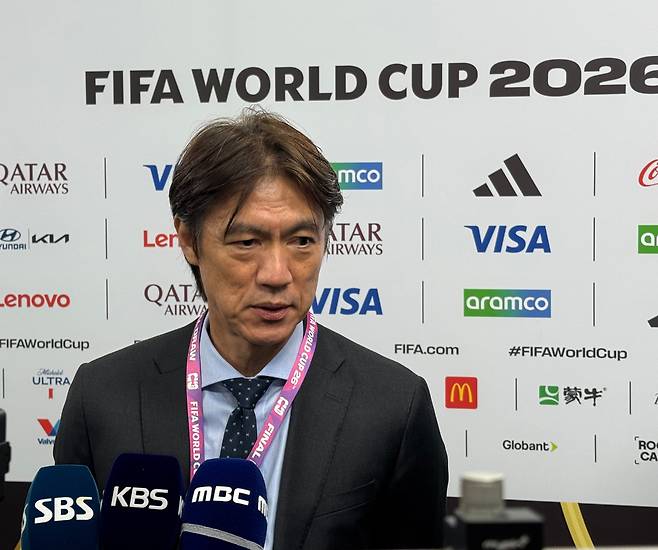 홍명보 국가대표 축구팀 감독이 5일 워싱턴 DC에서 열린 2026 월드컵 조 추첨식 뒤 한국 언론과 만나 발언을 하고 있다. /워싱턴=김은중 특파원