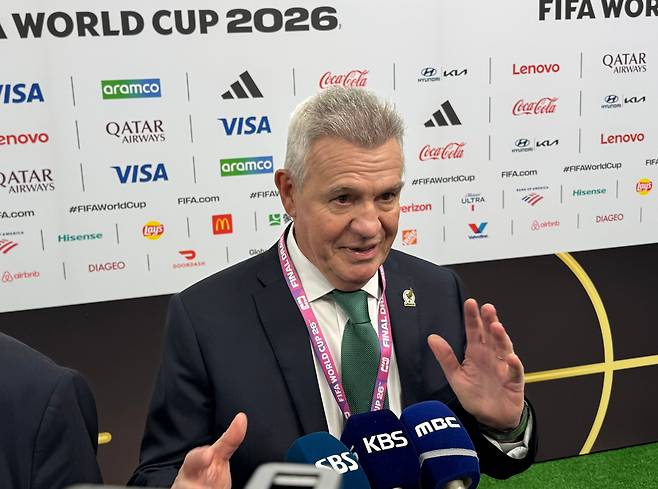 하비에르 아기레 멕시코 국가대표 축구팀 감독이 5일 워싱턴 DC에서 열린 2026 월드컵 조 추첨식 뒤 한국언론과 만나 발언을 하고 있다. /워싱턴=김은중 특파원