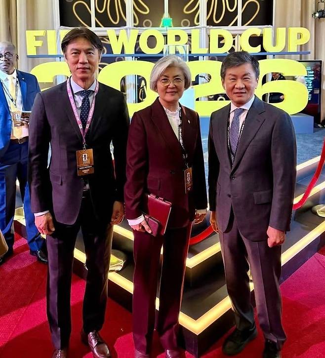 (왼쪽부터) 홍명보 국가대표 축구팀 감독, 강경화 주미대사, 정몽규 대한축구협회(KFA) 회장이 5일 워싱턴 DC 케네디 센터에서 만나 기념 촬영을 하고 있다. /주미한국대사관
