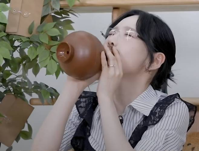 ‘고함 항아리’를 사용하고 있는 가수 태연. "남에게 피해를 주지 않는다는 점이 좋다"고 말했다. /틱톡