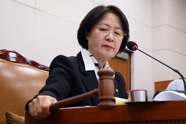 추미애 국회 법제사법위원장이 3일 서울 여의도 국회에서 열린 제429회 국회(정기회) 법제사법위원회 제16차 전체회의에서 의사봉을 두드리고 있다./뉴스1