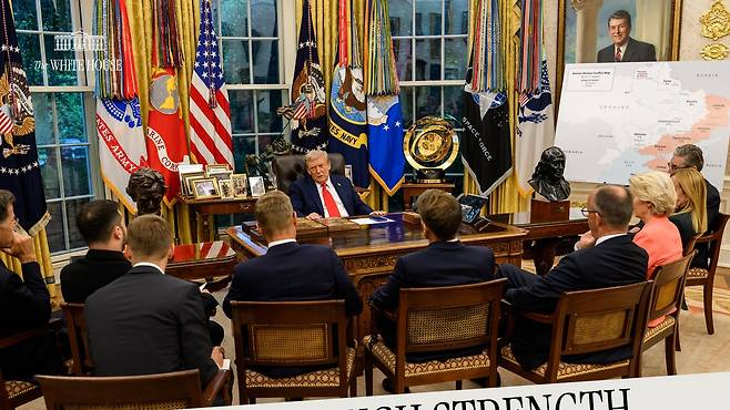 지난 8월 18일 백악관 대통령 집무실에서 도널드 트럼프 대통령이 자신의 책상 앞에 유럽 정상들을 불러모아놓고 발언하고 있다. 오른쪽부터 키어 스타머 영국 총리, 조르자 멜로니 이탈리아 총리, 우르줄라 폰데어라이엔 EU 집행위원장, 프리드리히 메르츠 독일 총리, 에마뉘엘 마크롱 프랑스 대통령, 알렉산데르 스투브 핀란드 대통령, 젤렌스키 대통령, 마르크 뤼터 북대서양조약기구(NATO·나토) 사무총장/백악관