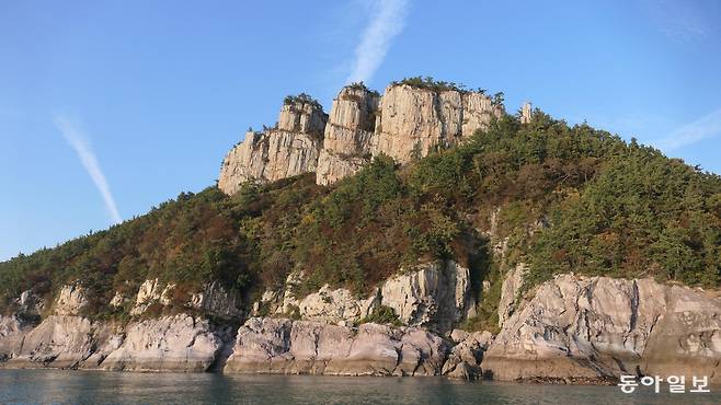 전남 고흥 지죽도 남쪽 사면에 금강죽봉이 우뚝 서 있다. 고고하면서도 단아한 주상절리 암봉이 먼바다를 바라본다. 굵은 대나무들이 서로 어깨를 겯고 있는 듯, 혹은 굳건하면서도 자비로운 본존불의 자태인 듯 보인다.