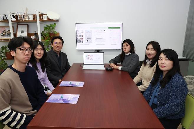 이의진 KAIST 전산학부 교수 연구실에서 PR어워드 수상자들. 왼쪽부터 이찬희, 고영지 박사과정생, 이의진 교수, 이현수 조교수, 임현지 선임행정원, 민현숙 실장. KAIST 제공