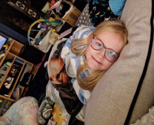 5살에 초경이 시작되고 유방이 발달하는 등 사춘기 변화 증상이 나타난 8살 소녀. 출처=더미러