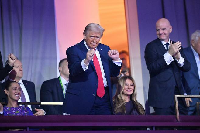 <yonhap photo-1566=""> President Donald Trump dances at the end of the draw for the 2026 soccer World Cup at the Kennedy Center in Washington, Friday, Dec. 5, 2025. (Mandel Ngan/Pool Photo via AP) POOL PHOTO/2025-12-06 04:24:03/ <저작권자 ⓒ 1980-2025 ㈜연합뉴스. 무단 전재 재배포 금지, AI 학습 및 활용 금지></yonhap>