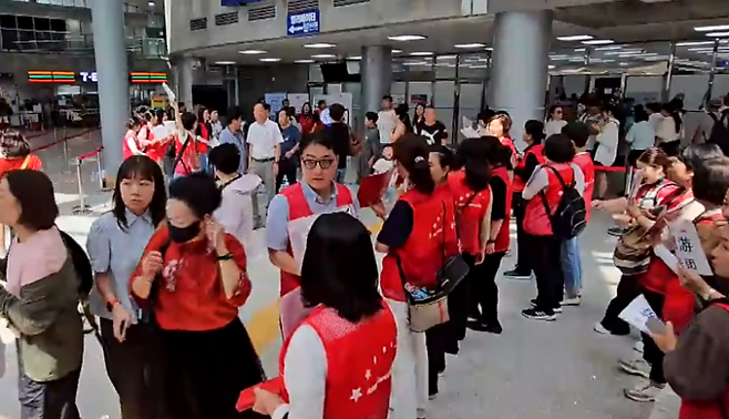 강정항 크루즈터미널에서 제주관광 대기중인 중국인 관광객