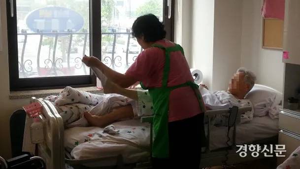 한 여성 간병인이 고령의 환자를 돌보고 있다. 경향신문 자료사진