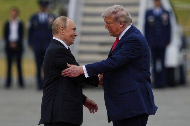 트럼프 대통령이 지난 8월 알래스카주 앵커리지에서 블라디미르 푸틴 러시아 대통령을 맞이하는 모습. AP뉴시스