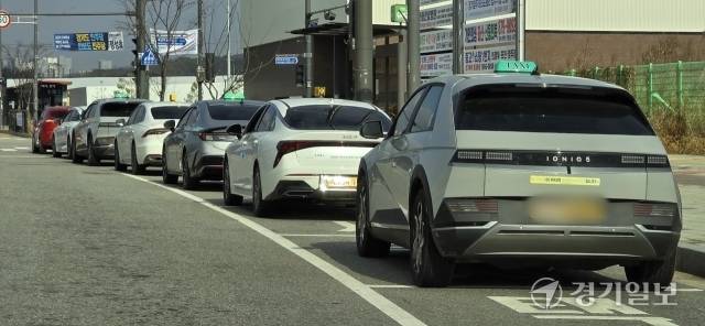 양주시 양주역 건너편 택시정류장에서 택시들이 손님을 기다리고 있다. 이종현기자