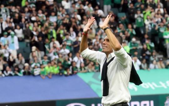 우승 확정 뒤 손 흔드는 거스 포옛. 사진[연합뉴스]