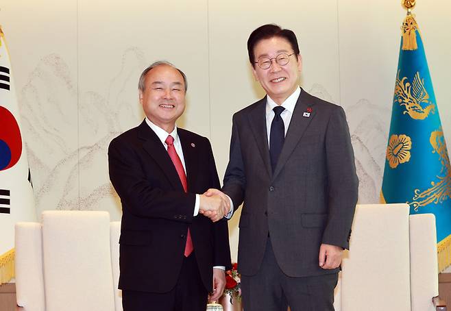 이재명 대통령, 손정의 회장 면담 이재명 대통령이 5일 용산 대통령실에서 손정의 소프트뱅크그룹 회장과 면담에 앞서 악수하고 있다.  대통령실통신사진기자단]