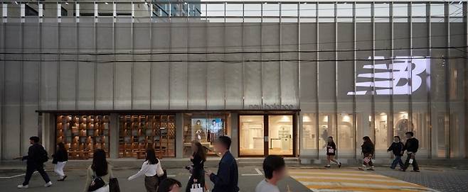 서울 성동구에 위치한 뉴발란스 직영 성수점 전경. <뉴발란스>