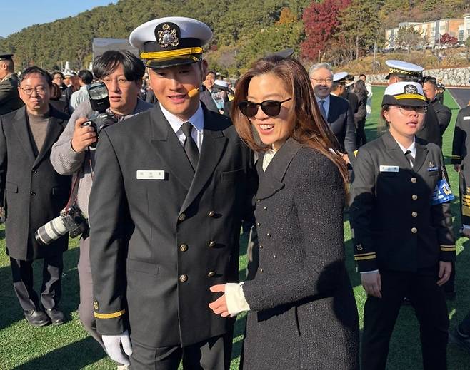 임세령 대상그룹 부회장이 지난달 28일 경남 창원시 해군사관학교에서 열린 제139기 해군·해병대 사관후보생 수료 및 임관식에서 장남 이지호 씨와 기념촬영을 하고 있다. [뉴스1]