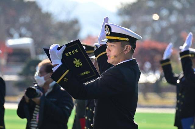 이지호 소위가 기수 대표로 임관 선서를 하고 있는 모습. [연합뉴스]