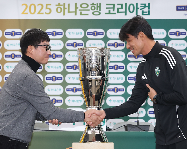 광주 FC 이정효 감독(사진 왼쪽)과 전북 현대 정조국 코치가 2025시즌 코리아컵 결승전을 하루 앞두고 진행된 경기 전 기자회견을 마친 뒤 악수하고 있다. 사진=연합뉴스 제공