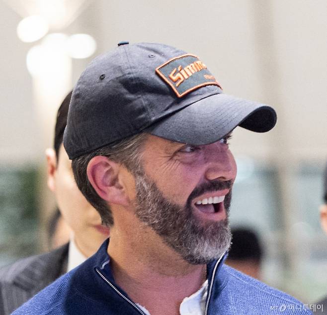 [서울=뉴시스] 홍효식 기자 = 도널드 트럼프 미국 대통령의 장남 트럼프 주니어가 지난 4월 방한, 출국하는 모습. (공동취재) 2025.04.30. /사진=뉴시스