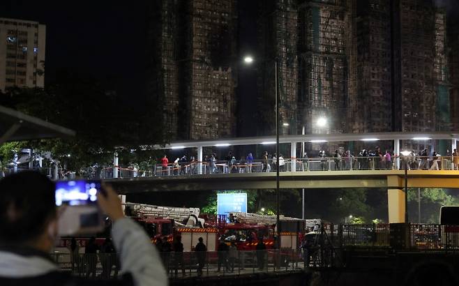 27일 홍콩 왕푹 코트에 위치한 대형 아파트가 화재로 처참한 모습을 보이고 있다. 2025.11.27/뉴스1