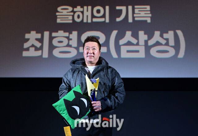 삼성 최형우가 올해의 기록상을 수상하고 있다 / 영등포 = 유진형 기자 zolong@mydaily.co.kr